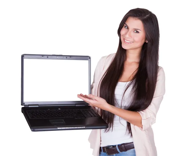 Mulher segurando um laptop em branco — Fotografia de Stock