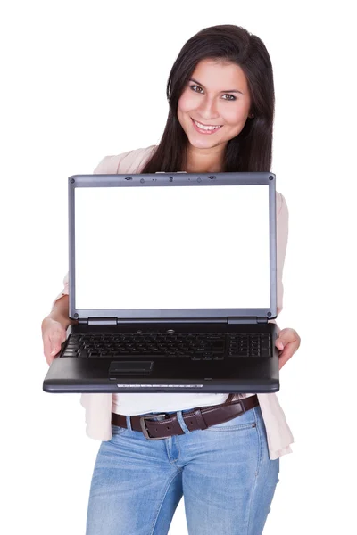 Γυναίκα που κρατά ένα κενό φορητό υπολογιστή — Φωτογραφία Αρχείου