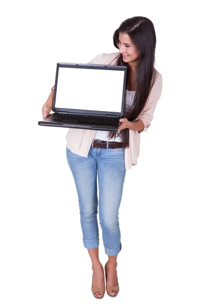 Mulher segurando um laptop em branco — Fotografia de Stock