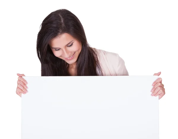 Sorrindo bela mulher segurando banner em branco — Fotografia de Stock