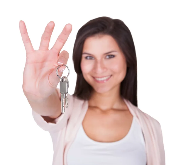 Улыбающаяся женщина с набором ключей — стоковое фото