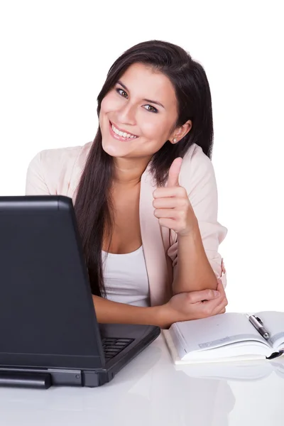 Vrouw achter laptop geven van een duim omhoog — Stockfoto