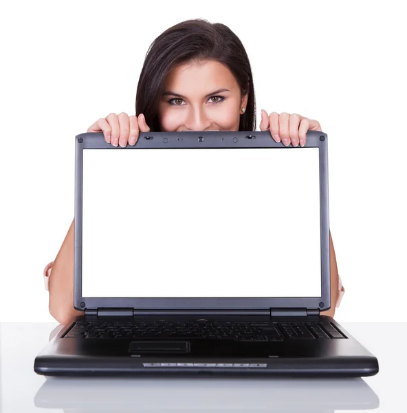Mulher sorridente com tela de laptop em branco — Fotografia de Stock