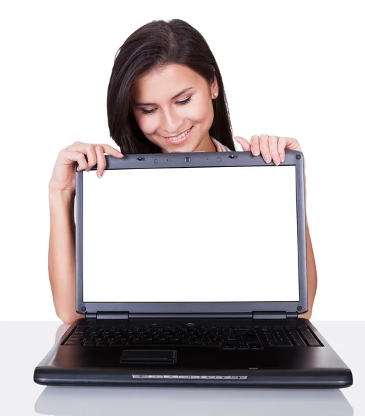 Boş dizüstü bilgisayar ekranı ile gülümseyen kadın — Stok fotoğraf