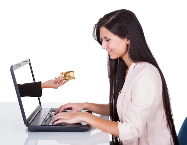 Mulher fazendo compras on-line ou bancário — Fotografia de Stock