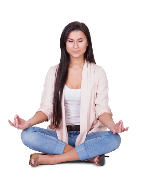 Mujer hermosa y serena meditando —  Fotos de Stock