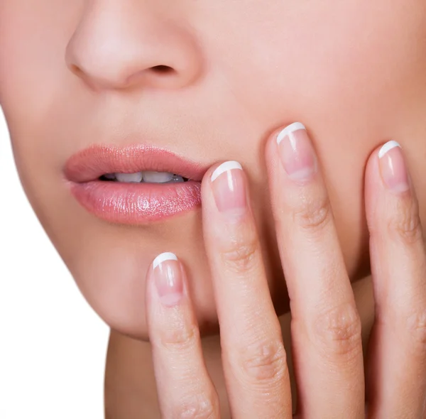 Mujer con hermosas uñas de los dedos cuidadas — Foto de Stock