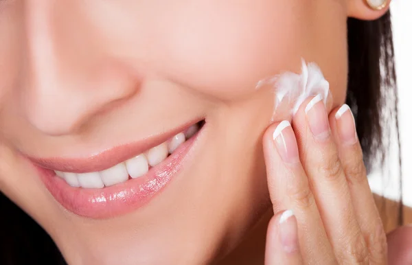 Young woman applying beauty product — Stock Photo, Image