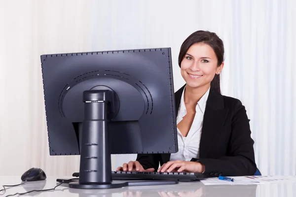 Красивая деловая женщина, работающая за компьютером — стоковое фото