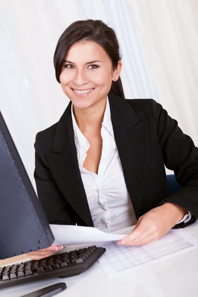 Mooie zakenvrouw werkt op haar computer — Stockfoto