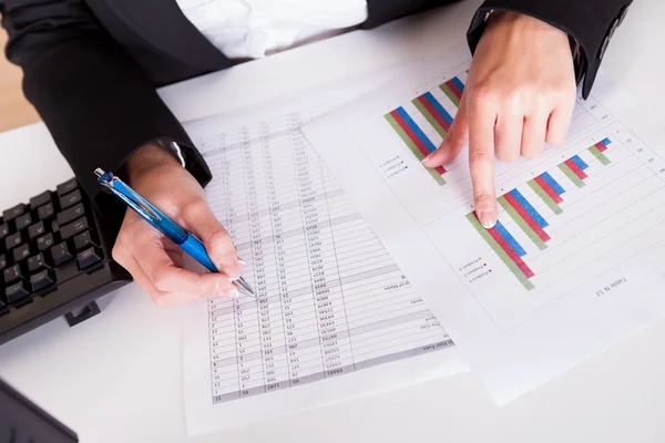 Vrouw die werkt met bar grafieken — Stockfoto