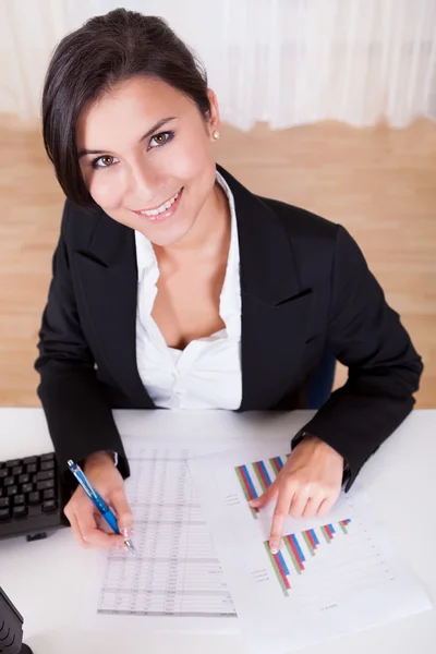 Woman working with bar graphs — Stock Photo, Image