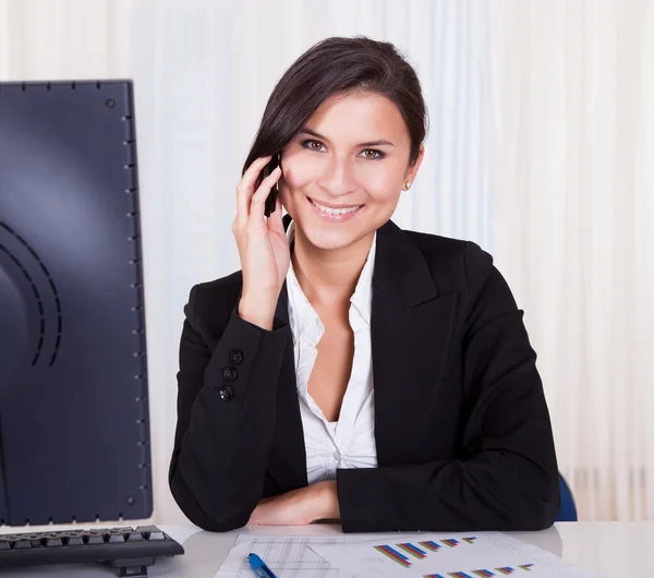 Mujer de negocios llamando por teléfono móvil — Foto de Stock