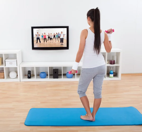 Vrouw aan het trainen met halters — Stockfoto