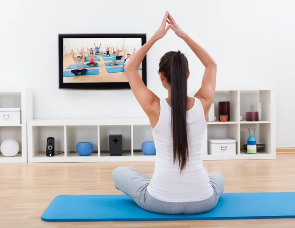 Mujer espiritual meditando en casa — Foto de Stock