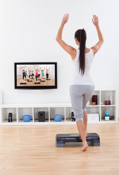 Mulher atlética fazendo exercícios em casa — Fotografia de Stock