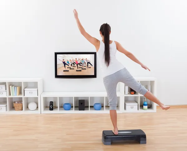 Mulher atlética fazendo exercícios em casa — Fotografia de Stock