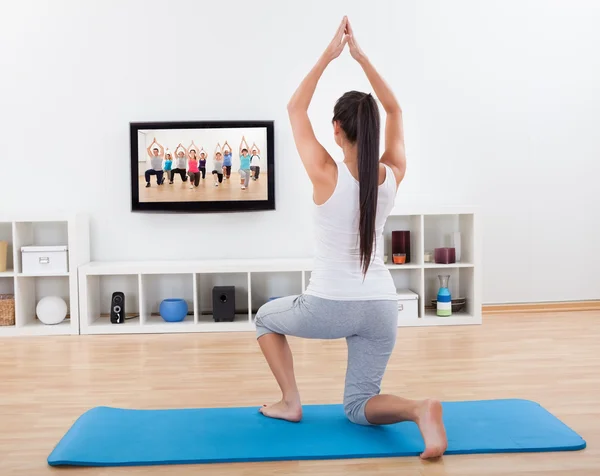 Athletic woman doing exercises at home — Stock Photo, Image