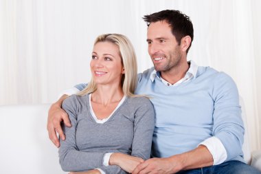 sevgi çift kanepede rahatlatıcı