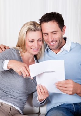 bir belgeyi kesmeye kadın gülüyor