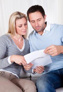 bir belgeyi kesmeye kadın