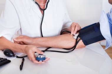 alarak doktor hastaların kan basıncı