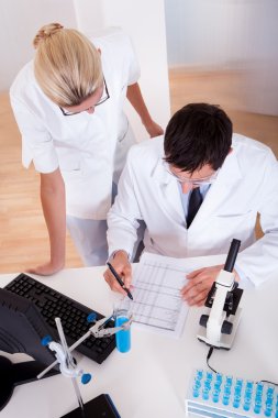 laboratuar teknisyenleri bir laboratuvarda iş başında