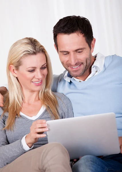 Paar samen te kijken naar een tablet — Stockfoto