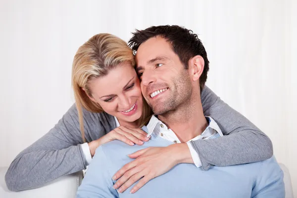 Casal afetuoso relaxante em um sofá — Fotografia de Stock