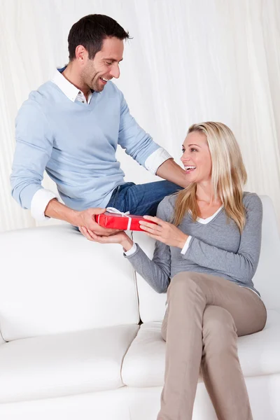 Man geeft zijn vrouw een verrassingsgeschenk — Stockfoto