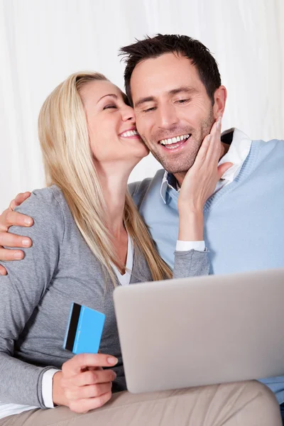 Couple having fun shopping online — Stock Photo, Image