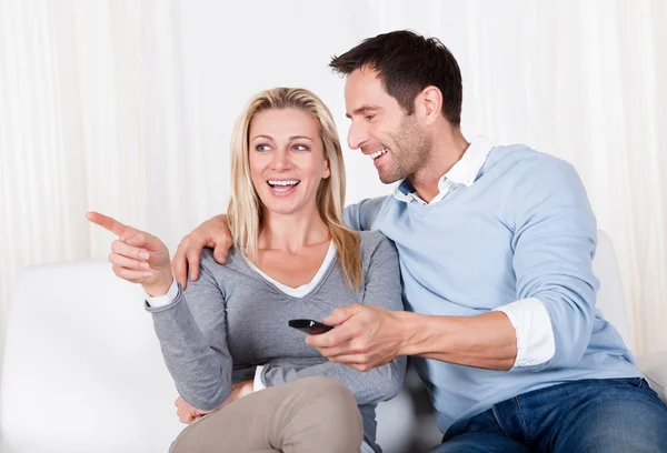 Couple joyeux regarder la télévision — Photo