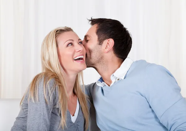 Hombre y mujer compartiendo un secreto — Foto de Stock