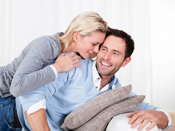 Homem e mulher felizes abraçando — Fotografia de Stock