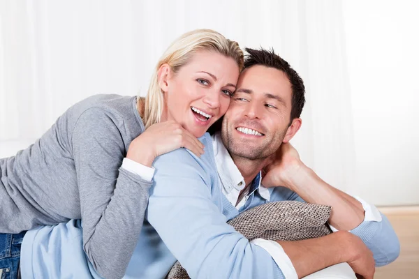 Homem e mulher felizes abraçando — Fotografia de Stock