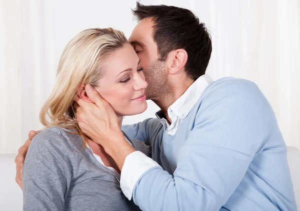 Casal brincalhão em casa — Fotografia de Stock