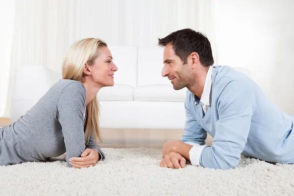 Jovem casal observando uns aos outros — Fotografia de Stock