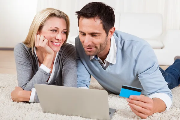 Young couple shopping online — Stock Photo, Image