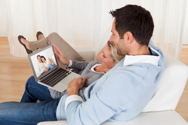 Älskande par med videokonferens — Stockfoto