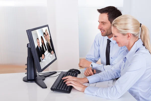 Casal assistindo uma apresentação online — Fotografia de Stock