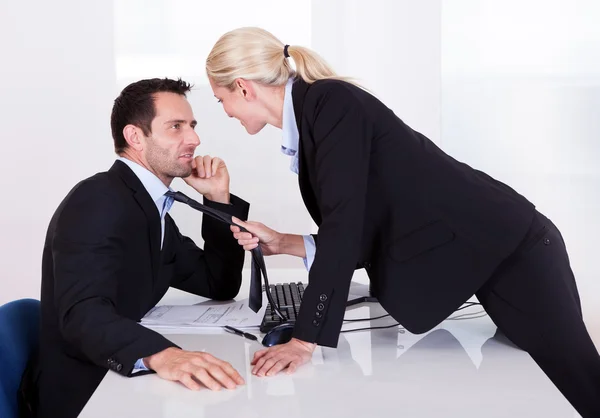 Flirten im Büro — Stockfoto