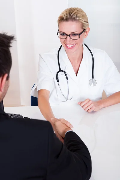 Female doctor consulting with a patient — Stock Photo, Image