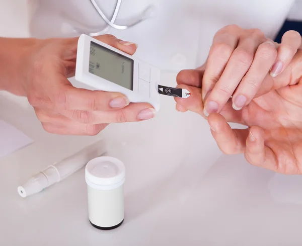 Médico probando un nivel de glucosa de pacientes — Foto de Stock