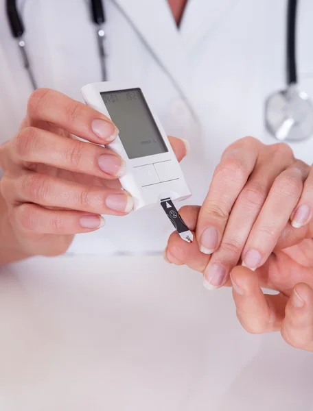 Lekarz, badanie poziomu glukozy u pacjentów — Zdjęcie stockowe