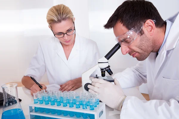 Technici of medisch personeel in een laboratorium — Stockfoto