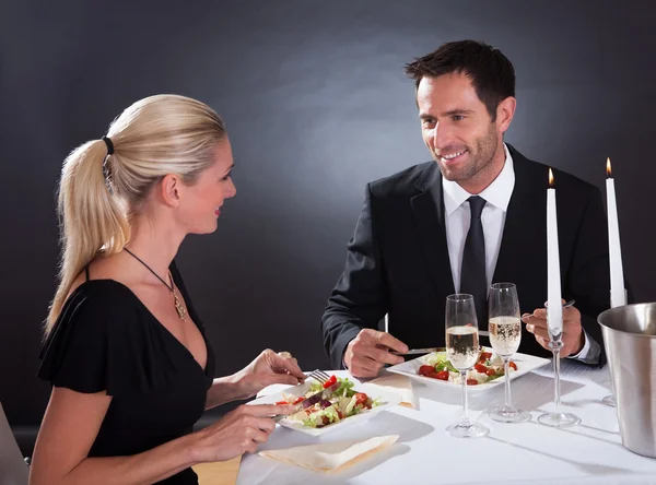 Romantisch paar in het restaurant — Stockfoto