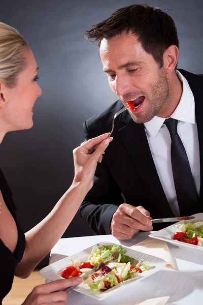 Romantisch paar in het restaurant — Stockfoto