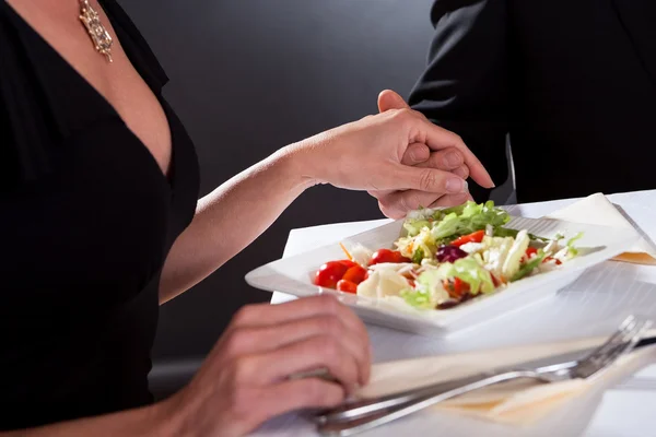Férfi és nő tartja kezében, vacsora — Stock Fotó