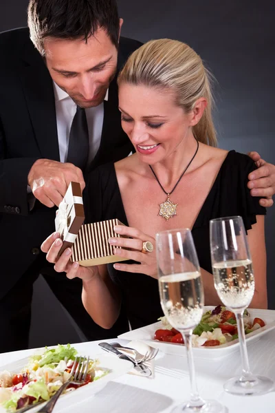 Romantický pár v restauraci — Stock fotografie