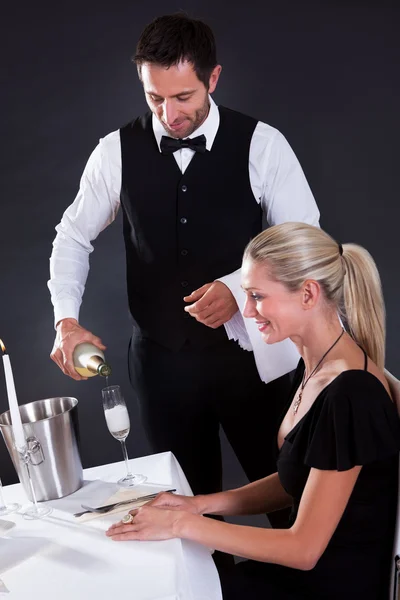 Servitör som serverar champagne — Stockfoto